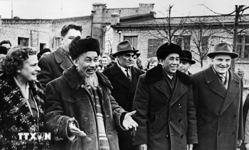 Chủ tịch Hồ Chí Minh thăm nhà máy Uralmash (thành phố Sverdlovsk) trong chuyến thăm hữu nghị chính thức Liên Xô, tháng 7/1955. (Ảnh: Tư liệu/TTXVN phát)