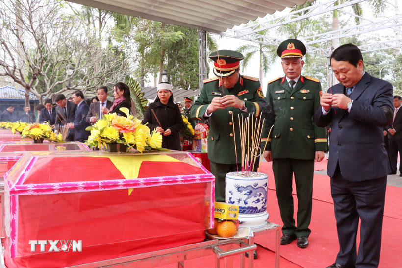 Lãnh đạo tỉnh Tuyên Quang cùng thân nhân các liệt sỹ dâng hương các phần mộ được an táng tại nghĩa trang liệt sỹ Vị Xuyên (Tuyên Quang). (Ảnh: Đức Thọ/TTXVN)