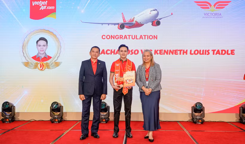 Achacoso Louis Tadle (Philippines) nhận bằng tốt nghiệp từ lãnh đạo Học viện Hàng không Vietjet Victoria.