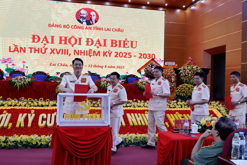 Các đại biểu bỏ phiếu bầu Ban Chấp hành khóa mới.(Ảnh: Báo lai Châu).