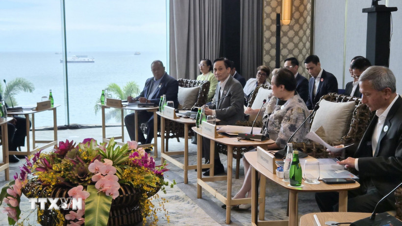 Bộ trưởng Ngoại giao Lê Hoài Trung (thứ 2, trái sang) tham dự phiên họp. (Ảnh: Việt Dũng/TTXVN)