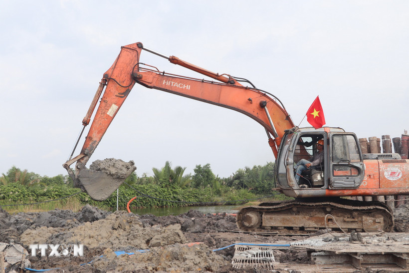 Thi công tại các hạng mục của cao tốc Cà Mau-Đất Mũi. (Ảnh: Tuấn Phi/TTXVN)