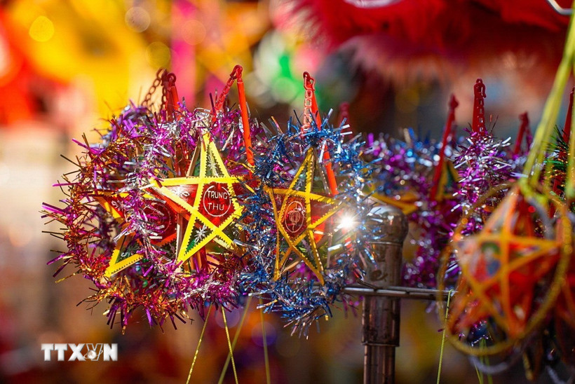 Đèn ông sao rực rỡ sắc màu Trung thu trên phố Hàng Mã, Hà Nội. (Ảnh: Khánh Hòa/TTXVN)