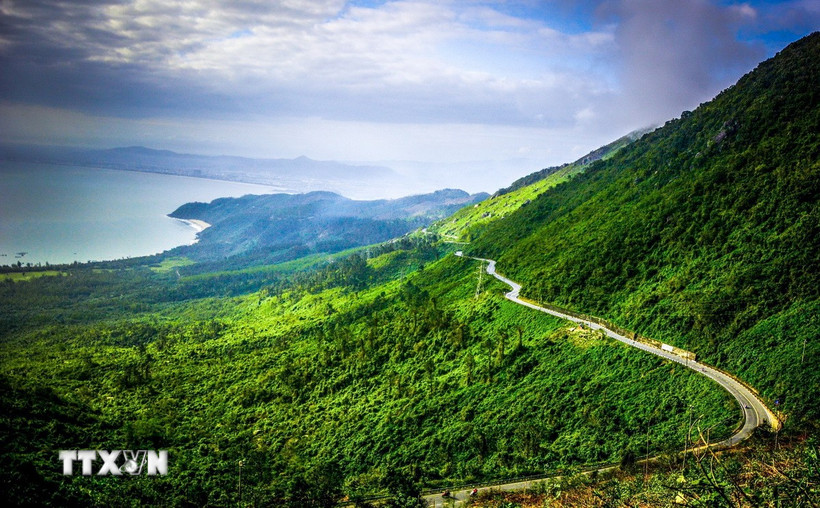 Cung đường trên đèo Hải Vân uốn lượn như những dải lụa vắt ngang qua. (Ảnh: Văn Dũng/TTXVN)