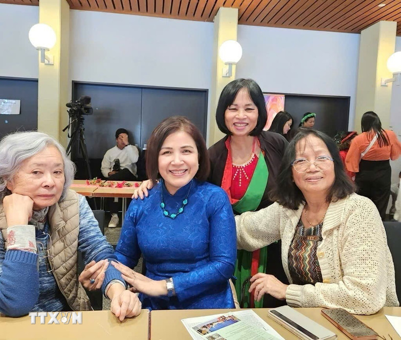 Bà Trần Thu Dung (ngoài cùng bên phải) trong một hoạt động quảng bá văn hóa Việt Nam tại Geneve (Thụy Sĩ). (Ảnh: TTXVN phát)