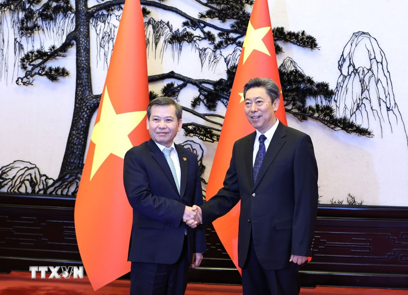 Chánh án Tòa án nhân dân tối cao Việt Nam Lê Minh Trí chào xã giao Bí thư Ủy ban chính pháp Trung ương Đảng Cộng sản Trung Quốc Trần Văn Thanh. (Ảnh: Quang Hưng/TTXVN)