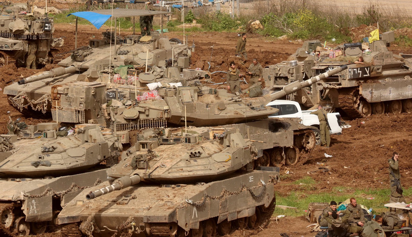 Binh sỹ và xe quân sự Israel được triển khai tại khu vực phía Bắc, giáp giới với Liban, ngày 18/3/2026. (Ảnh: THX/TTXVN)