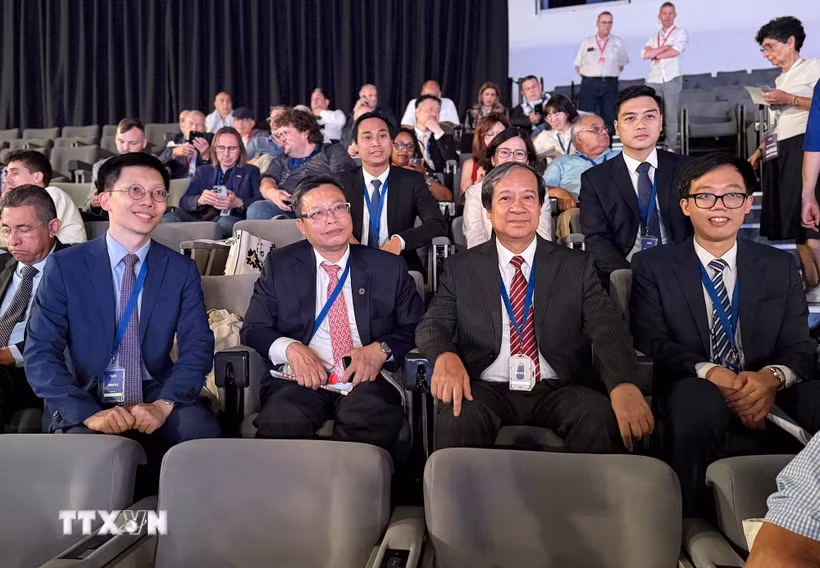 Đoàn đại biểu Việt Nam tham dự phiên khai mạc Đại hội lần thứ 40 của đảng Cộng sản Pháp (PCF). (Ảnh: Hữu Chiến/TTXVN)