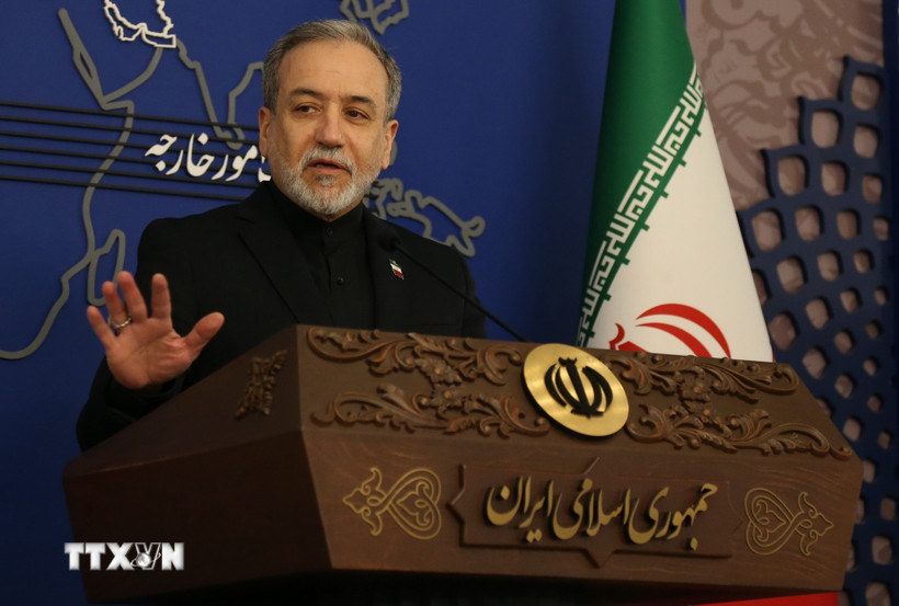 Ngoại trưởng Iran Abbas Araghchi trong cuộc họp báo tại Tehran, ngày 16/3/2026. (Ảnh: THX/TTXVN)