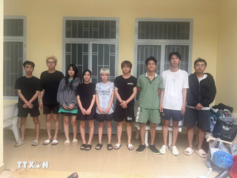 Các đối tượng liên quan trong đường dây buôn bán "bóng cười" tại cơ quan công an. (Ảnh: TTXVN phát)