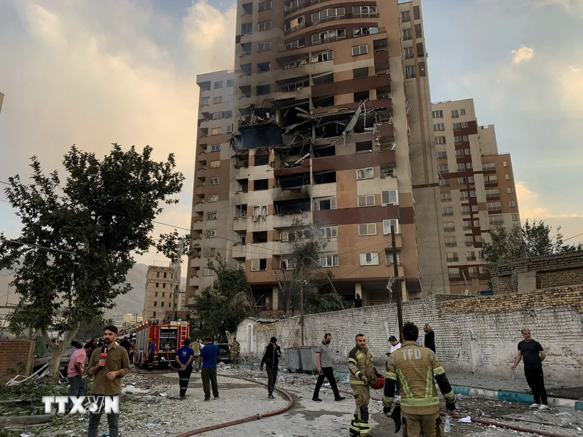 Tòa nhà tại Tehran, Iran bị hư hại sau đòn không kích của Israel, ngày 13/6/2025. (Ảnh: AA/TTXVN)