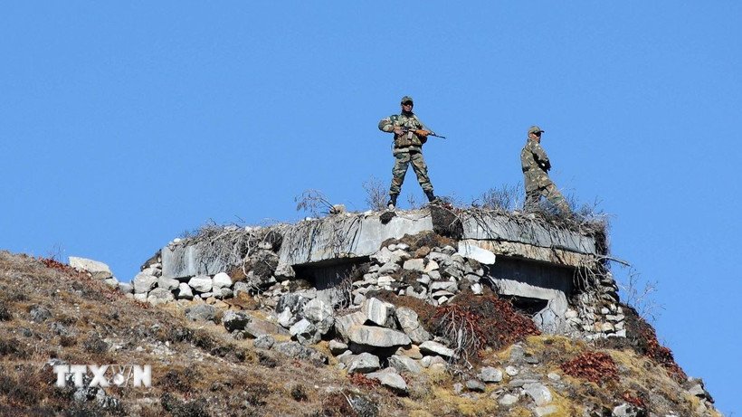 Binh sỹ Ấn Độ tuần tra tại khu vực biên giới với Trung Quốc ở bang Arunachal Pradesh (Ấn Độ). (Ảnh: AFP/TTXVN)