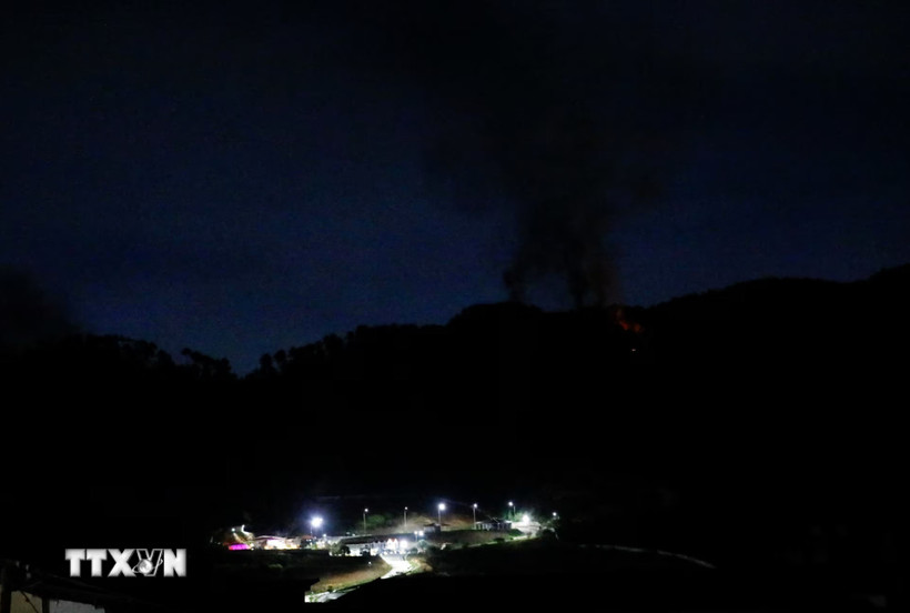 Khói lửa bốc lên tại khu phức hợp quân sự Fuerte Tiuna lớn nhất Venezuela, sau một loạt tiếng nổ ở thủ đô Caracas ngày 3/1/2026. (Ảnh: Reuters/TTXVN)