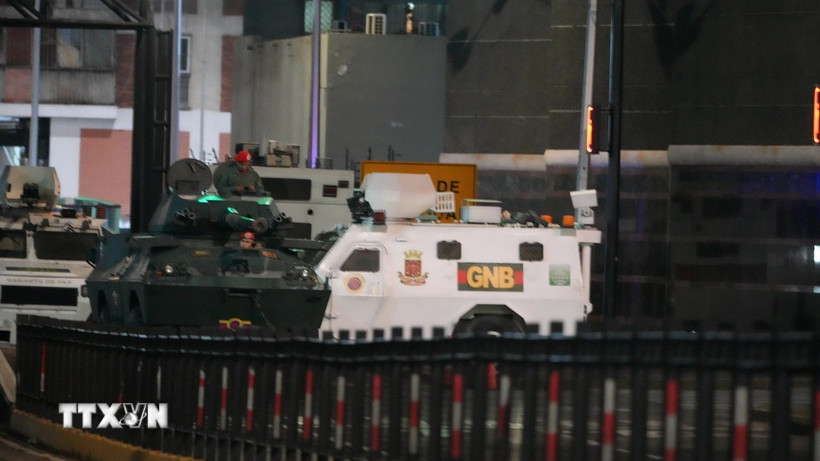 Xe quân sự được triển khai gần Dinh Tổng thống Venezuela ở thủ đô Caracas, ngày 3/1/2026. (Ảnh: THX/TTXVN)