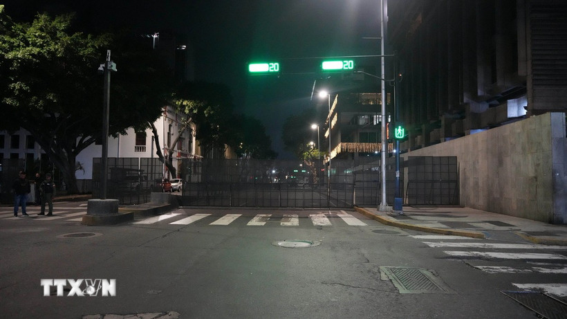 An ninh được tăng cường tại khu vực gần Dinh Tổng thống Venezuela ở thủ đô Caracas, ngày 3/1/2026. (Ảnh: THX/TTXVN)