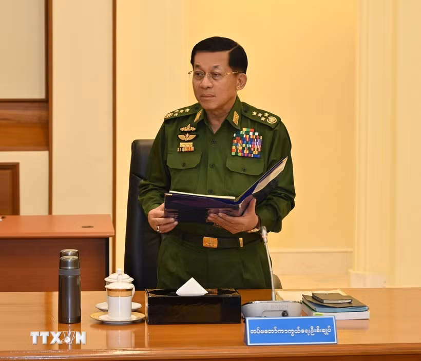 Thống tướng Myanmar Min Aung Hlaing phát biểu tại hội nghị Hội đồng An ninh và quốc phòng quốc gia Myanmar ở Nay Pyi Taw. (Ảnh: THX/TTXVN)