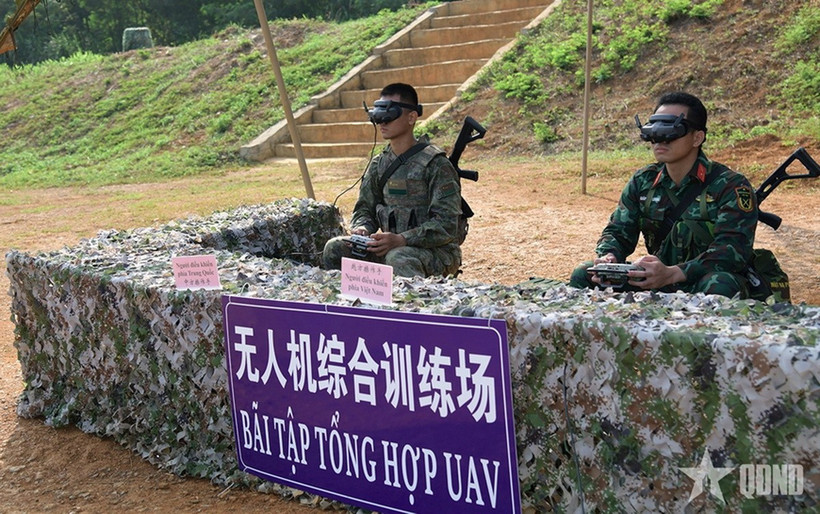 Bộ đội Lục quân hai nước Việt Nam-Trung Quốc phối hợp thực hiện khoa mục huấn luyện điều khiển phương tiện không người lái (UAV) tiêu diệt mục tiêu. (Ảnh: Báo Quân đội Nhân dân)