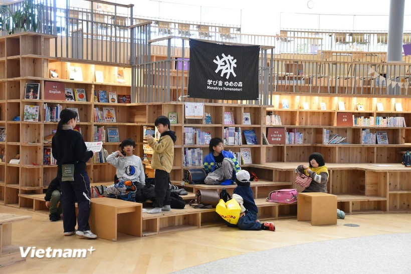 Học sinh của trường Manabiya Yumenomori say mê khám phá và vui chơi tại Quảng trường sách Wakuwaku. (Ảnh: Nguyễn Tuyến/Vietnam+)