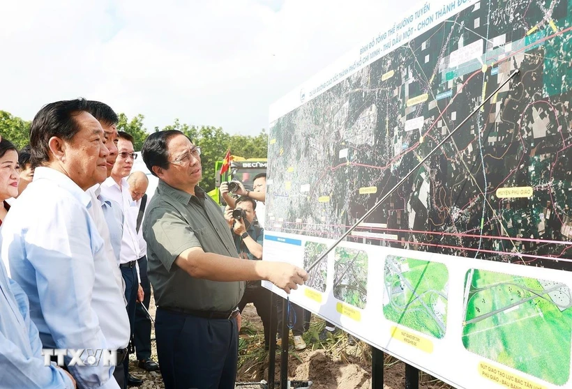 Thủ tướng Phạm Minh Chính kiểm tra hướng tuyến dự án cao tốc Thành phố Hồ Chí Minh-Thủ Dầu Một-Chơn Thành. (Ảnh: Dương Giang/TTXVN)