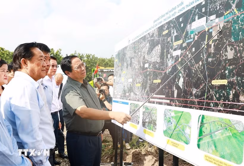 Thủ tướng Phạm Minh Chính kiểm tra hướng tuyến dự án cao tốc Thành phố Hồ Chí Minh-Thủ Dầu Một-Chơn Thành. (Ảnh: Dương Giang/TTXVN)