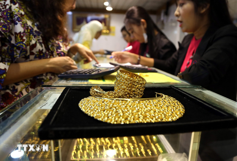 Trang sức vàng được bày bán tại tiệm kim hoàn ở Yangon, Myanmar. (Ảnh: THX/TTXVN)