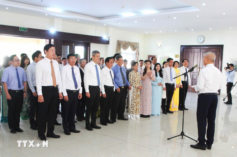 Lễ kỷ niệm 96 năm Ngày thành lập Đảng Cộng sản Việt Nam tại trụ sở Đại sứ quán Việt Nam ở thủ đô Phnom Penh. (Ảnh: Hoàng Minh/TTXVN)