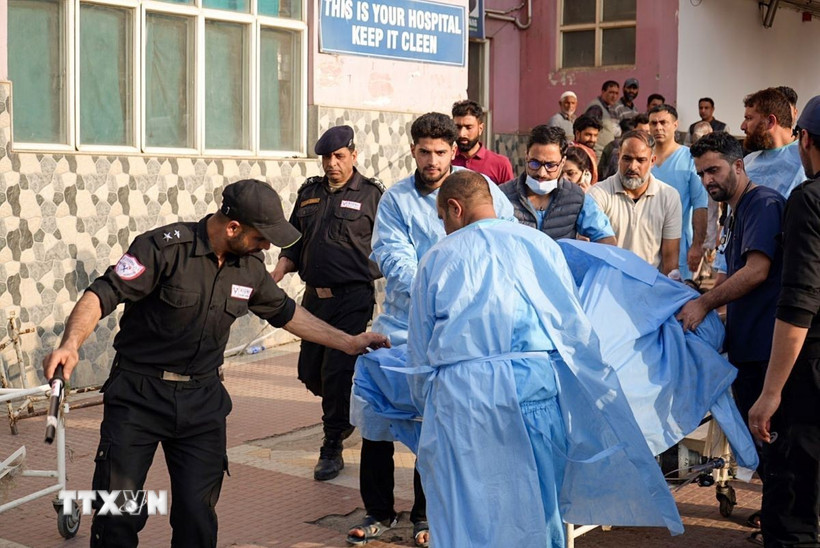 Chuyển du khách bị thương trong vụ tấn công tại Pahalgam, thuộc khu vực Kashmir do Ấn Độ kiểm soát. (Ảnh: ANI/TTXVN)