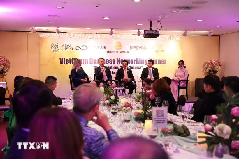 Các doanh nhân, chuyên gia chia sẻ về tầm nhìn phát triển VietCham ThaiLand - Phòng thương mại Việt Nam ở nước ngoài đầu tiên trên thế giới. (Ảnh: Đỗ Sinh/TTXVN)