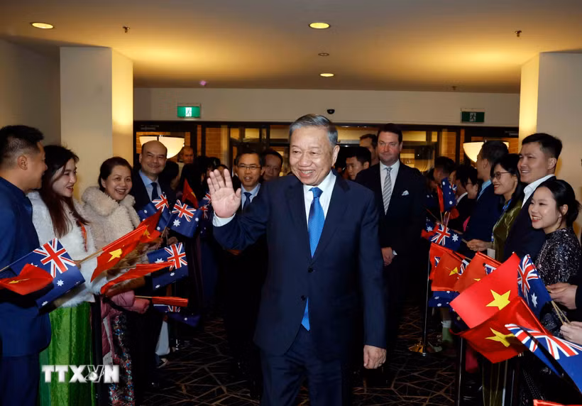 Cán bộ, nhân viên Đại sứ quán, cộng đồng người Việt Nam tại Australia đón Tổng Bí thư, Chủ tịch nước Tô Lâm. (Ảnh: Thống Nhất/TTXVN)