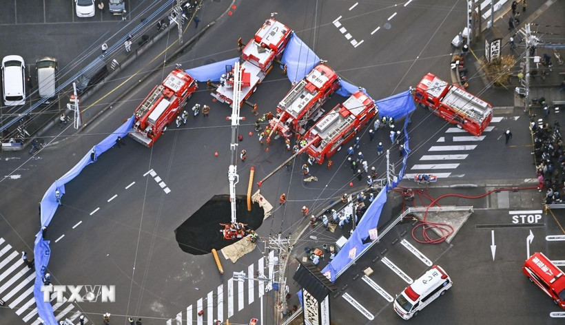 Lực lượng cứu hộ giải cứu tài xế xe tải bị mắc kẹt trong hố tử thần ở thành phố Yashio, Nhật Bản ngày 28/1/2025. (Ảnh: Kyodo/TTXVN)