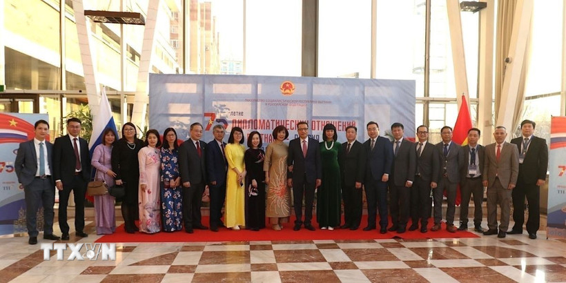 Đại sứ Việt Nam tại Nga Đặng Minh Khôi và phu nhân chụp ảnh lưu niệm cùng cán bộ nhân viên Đại sứ quán Việt Nam tại Liên bang Nga. (Ảnh: TTXVN phát)