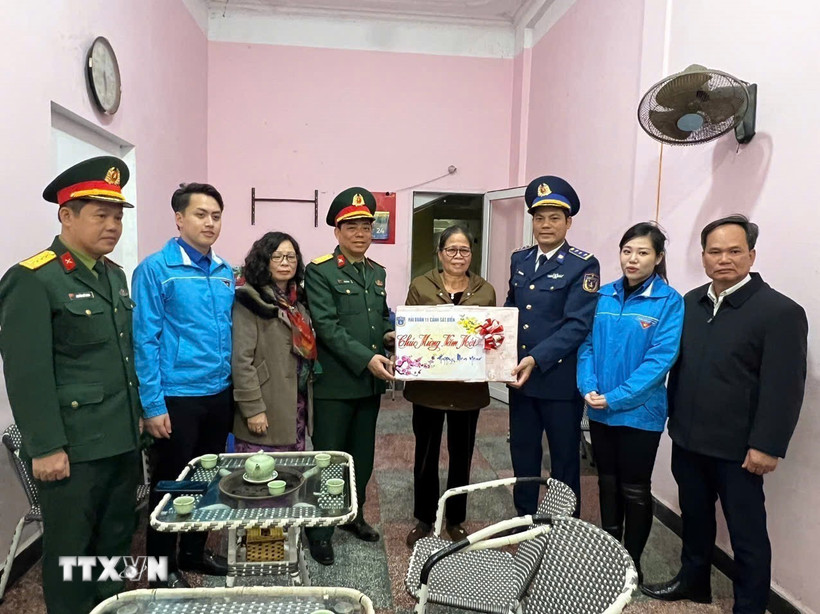 Đoàn công tác tặng quà Tết cho gia đình chính sách tại đặc khu Bạch Long Vĩ. (Ảnh: TTXVN phát)