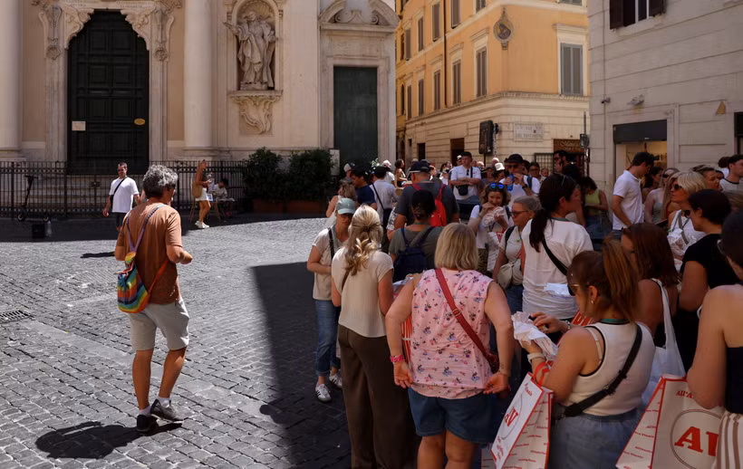 Khách du lịch tránh nóng dưới bóng râm tại Rome, Italy. (Ảnh: THX/TTXVN phát)