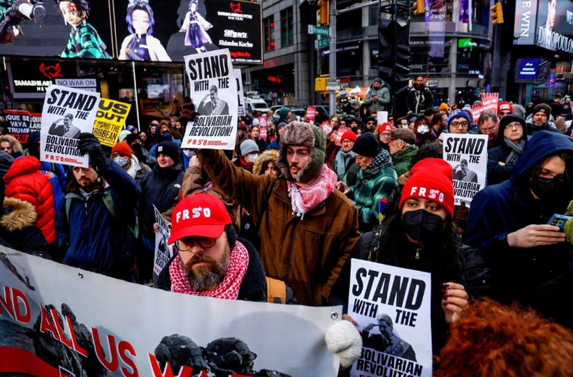 Người dân tập trung tại Quảng trường Thời đại phản đối hành động quân sự của Mỹ tại Venezuela. (Ảnh: AFP/Getty images)
