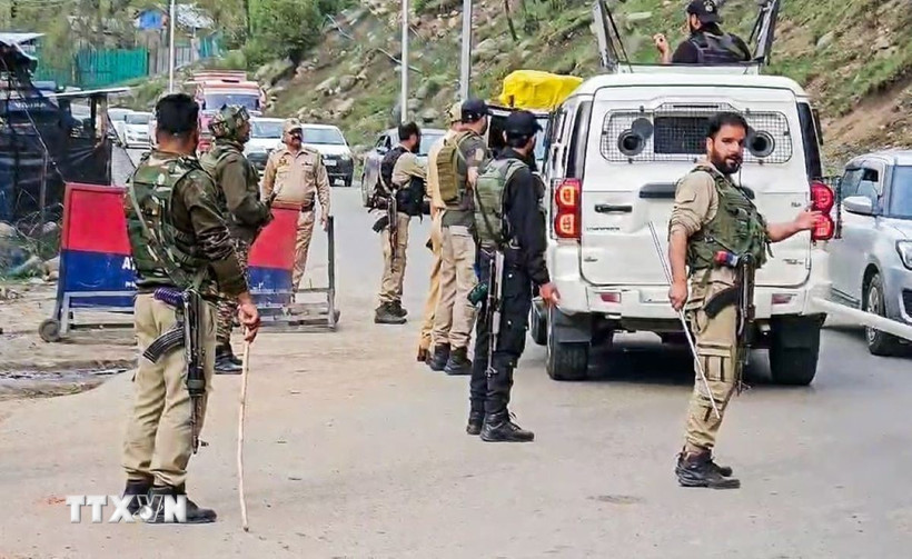 Lực lượng an ninh Ấn Độ được triển khai tại hiện trường vụ tấn công nhằm vào khách du lịch ở thị trấn Pahalgam thuộc khu vực Kashmir do Ấn Độ kiểm soát, ngày 22/4/2025. (Ảnh: ANI/TTXVN)