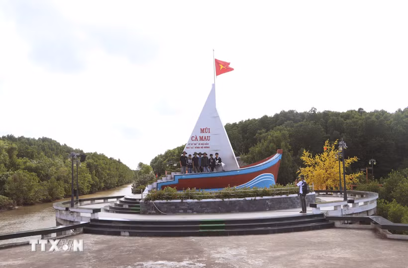 Biểu tượng con tàu tại Khu du lịch Mũi Cà Mau. (Ảnh: Tuấn Phi/TTXVN)