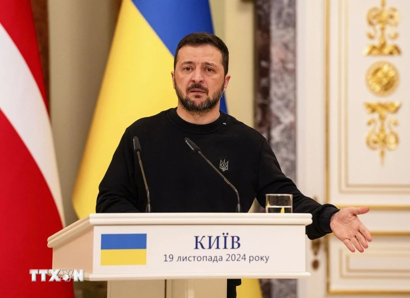 Tổng thống Ukraine Volodymyr Zelensky phát biểu trong cuộc họp báo ở Kiev. (Ảnh: Kyodo/TTXVN)