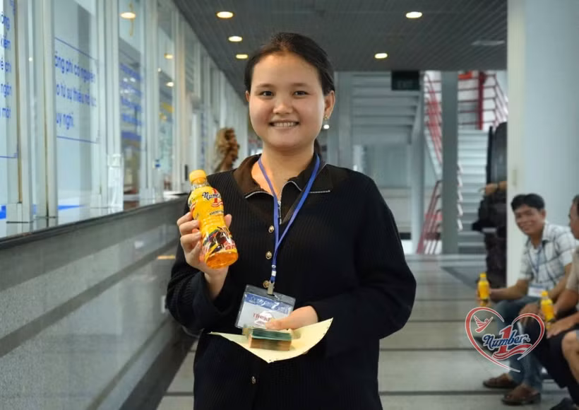 Niềm vui của chị Lê Thị Ngọc Trang khi nhận giải thưởng trị giá 50 triệu đồng nhờ uống Number 1 để tiếp thêm Bet88 free 100 tỷ lệ trả thưởng cực hấp dẫn khi bán hàng mỗi ngày trong Hè 2025.