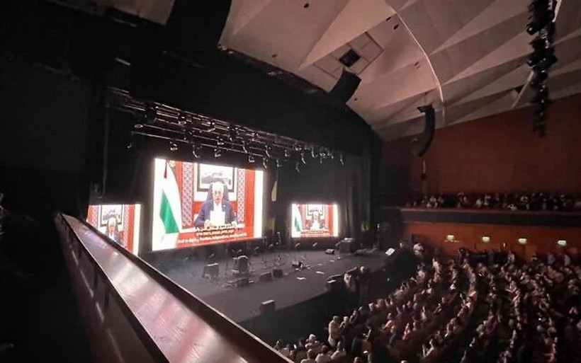 Tổng thống Palestine Mahmoud Abbas phát biểu tại Hội nghị Hòa bình Nhân dân qua video tại Trung tâm hội nghị quốc tế ở Jerusalem. (Ảnh: Times of Israel)