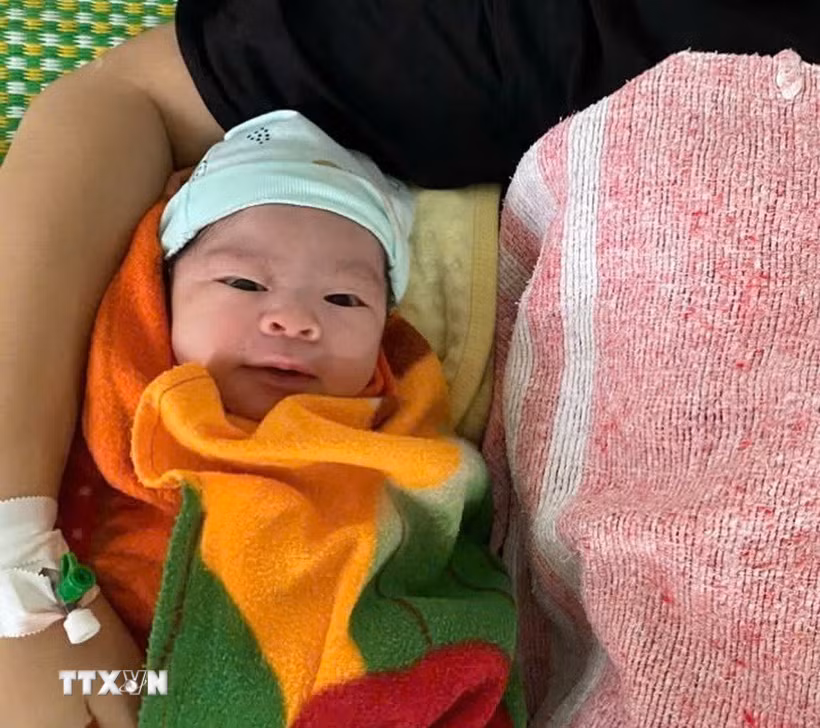 Sau khi chào đời, bé sơ sinh hồng hào, bú tốt, người mẹ phục hồi nhanh, sức khỏe ổn định. (Ảnh: TTXVN phát)