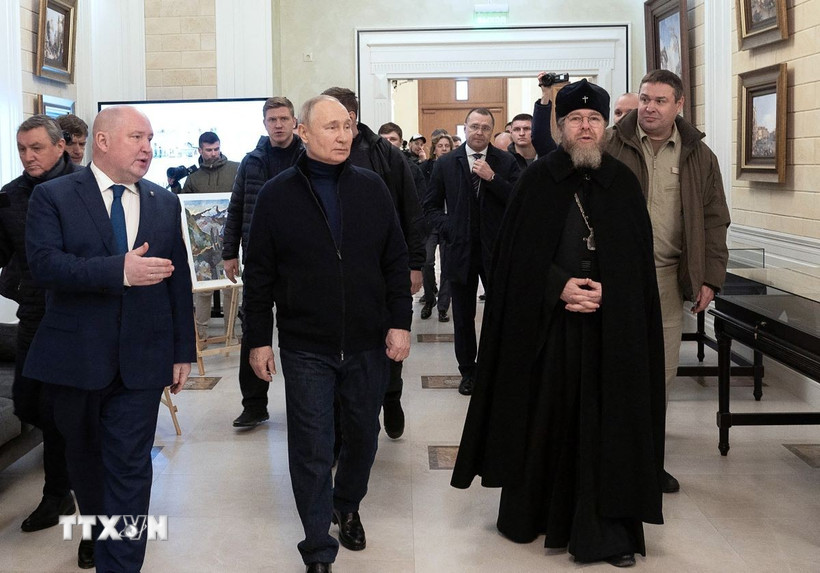 Tổng thống Vladimir Putin (giữa) cùng Thống đốc thành phố cảng Sevastopol, Mikhail Razvozhayev, thăm một khu khảo cổ học ngày 18/3/2023. (Ảnh: AFP/TTXVN)