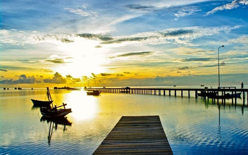 Làng chài Hàm Ninh đón ánh bình minh đầu tiên và cũng là đẹp nhất của toàn khu vực. (Ảnh: Cục Du lịch Quốc gia Việt Nam)