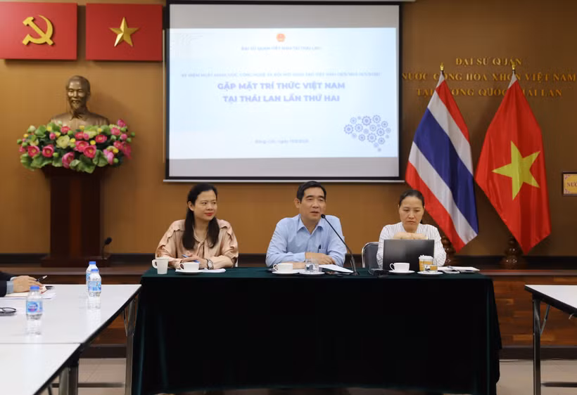 Đại sứ Phạm Việt Hùng (giữa) phát biểu khai mạc tọa đàm. (Ảnh: Đỗ Sinh/TTXVN)