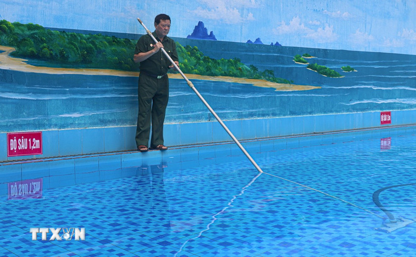 Thương binh, Phạm Quang Dương, phường Điện Biên Phủ (tỉnh Điện Biên) phát triển kinh tế với mô hình xây dựng bể bơi và cơ sở giáo dục mầm non tư thục mỗi năm cho thu nhập từ 900 triệu đến 1 tỷ đồng. (Ảnh: Phan Quân/TTXVN)