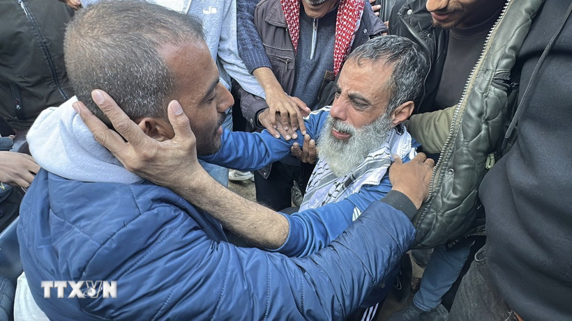 Người thân đón các tù nhân Palestine được trả tự do tại Deir al-Balah, Dải Gaza, ngày 1/2/2025. (Ảnh: AA/TTXVN)