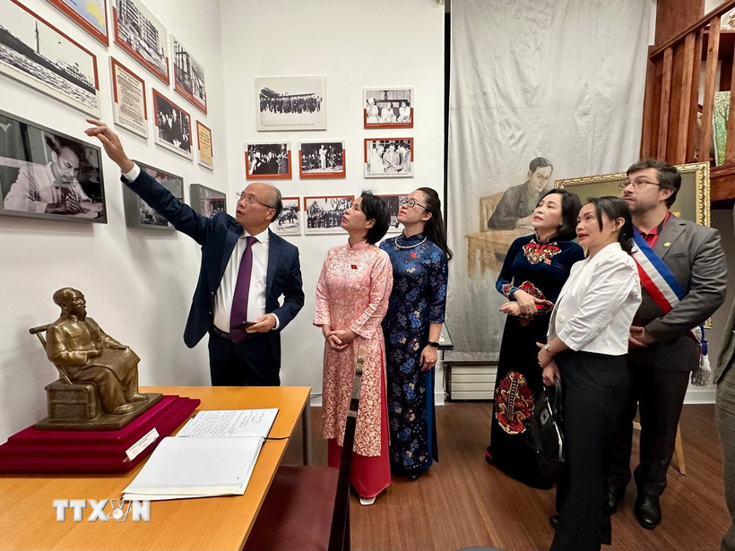 Phó Chủ tịch Quốc hội Nguyễn Thị Thanh tham quan Không gian Hồ Chí Minh trong khuôn viên Bảo tàng Lịch sử Sống của thành phố Montreuil. (Ảnh: Thu Hà/TTXVN)