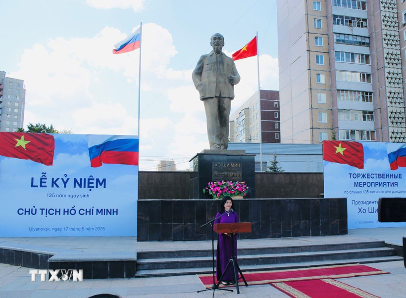 Tổng Lãnh sự Việt Nam tại Ekaterinburg (Liên bang Nga) Nguyễn Mai Hường phát biểu. (Ảnh: TTXVN phát)