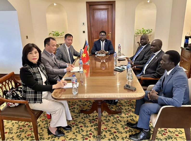 Đại sứ Nguyễn Nam Dương (bên trái, hàng đầu) và Bộ trưởng Ngoại giao và Hợp tác quốc tế Nam Sudan Monday Semaya Kumba (giữa) và Đại sứ Nam Sudan tại Ai Cập, ông Kuol Nyok Kuol Arop (hàng đầu, bên phải). (Ảnh: Báo Thế giới và Việt Nam)