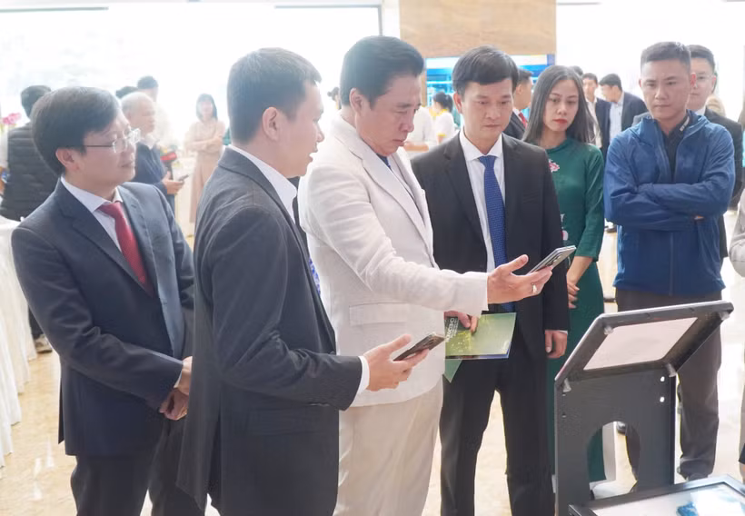 Lãnh đạo thành phố tham quan, trải nghiệm các sản phẩm khoa học và công nghệ số. (Ảnh: Cổng Thông tin Điện tử thành phố Huế)