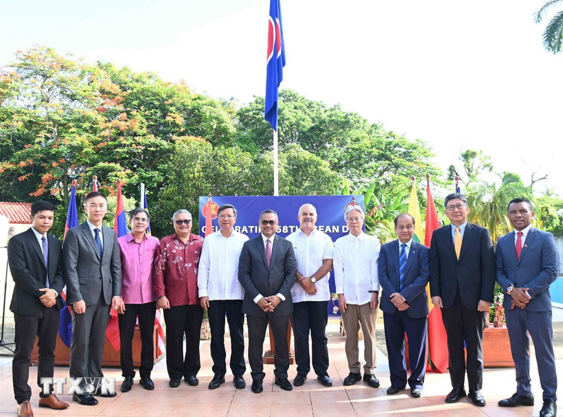Đại sứ các nước thành viên ASEAN tại Cuba cùng quan khách chụp ảnh chung. (Ảnh: Việt Hùng/TTXVN)
